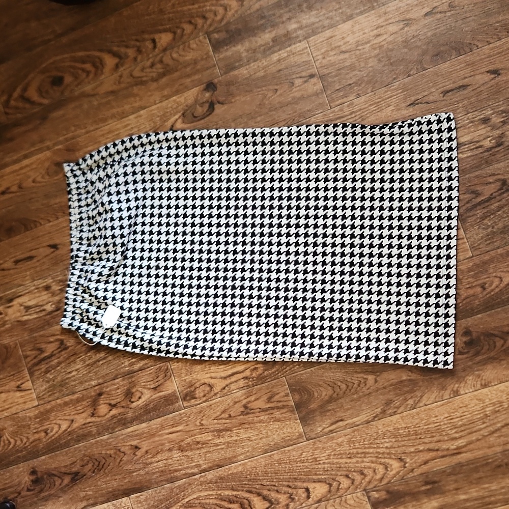 Women's size Medium Black and white Hounds tooth pencil skirt